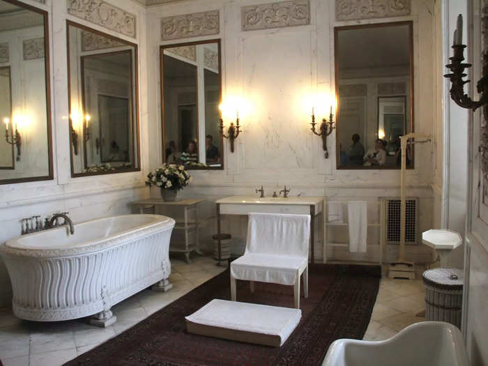 The Breakers had a total of 20 bathrooms.