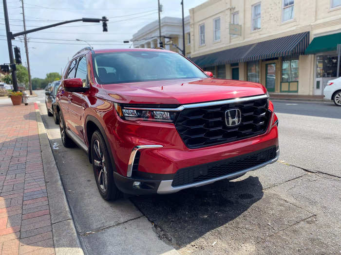 I recently spent a week driving around suburban Atlanta in a Radiant Red 2025 Honda Pilot Elite AWD.