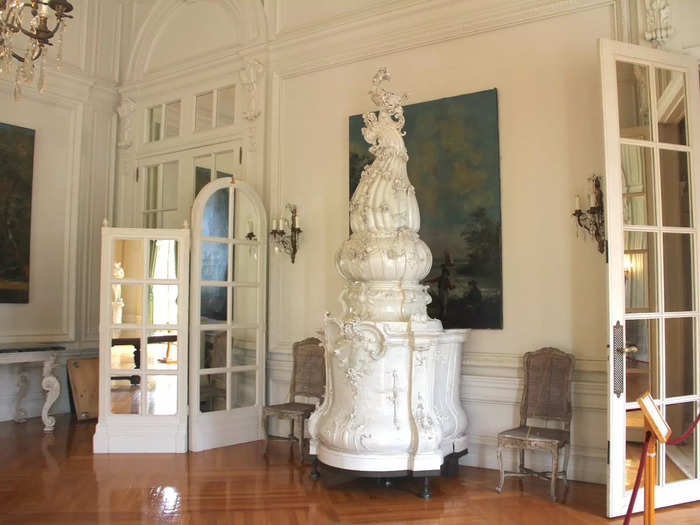 The dining room also featured an ornate earthenware stove from Vienna.