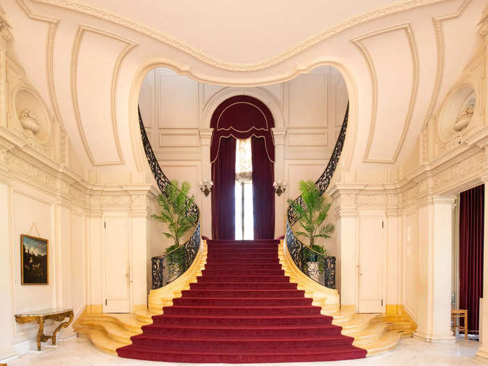 Tours of Rosecliff began in the foyer, where a heart-shaped staircase made for grand entrances.