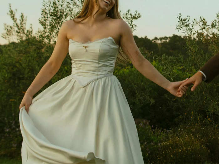 A pearl pin in the center of the bodice completed the gown.