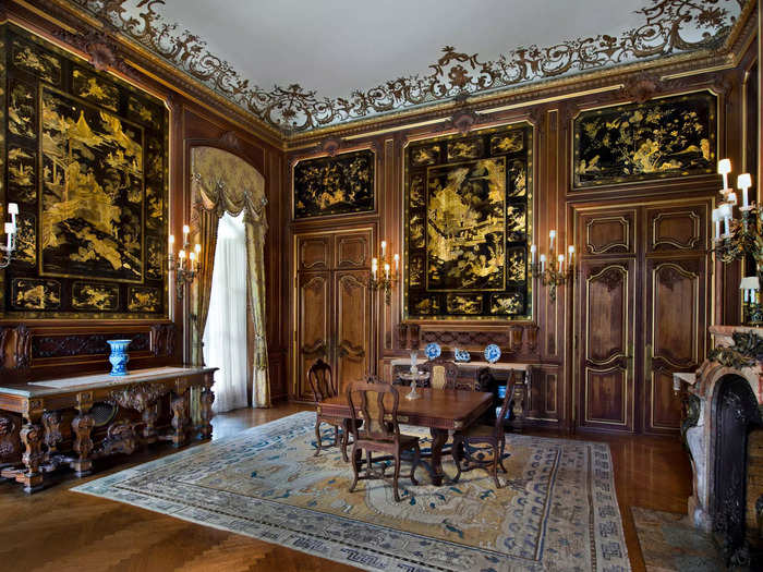 In the Breakfast Room, panels from 18th-century China covered the walls.