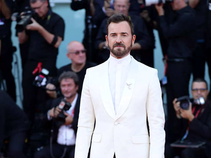 Justin Theroux proved that you can never go wrong wearing black and white.