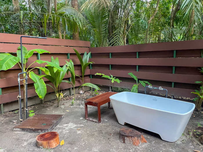 Down in the sand was another outdoor shower and outdoor bathtub. 