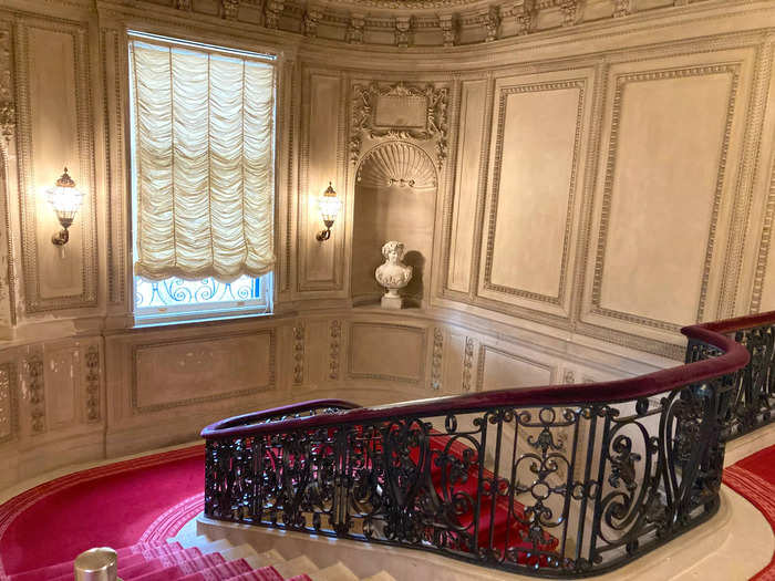 The railing of the grand staircase was upholstered with velvet.