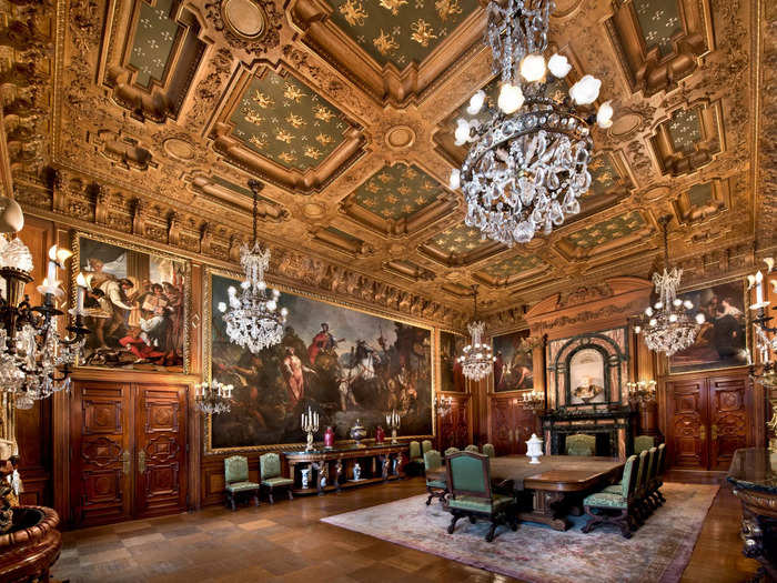 The dining room was full of priceless paintings from a Venetian palace, some so large that they spanned most of the wall.