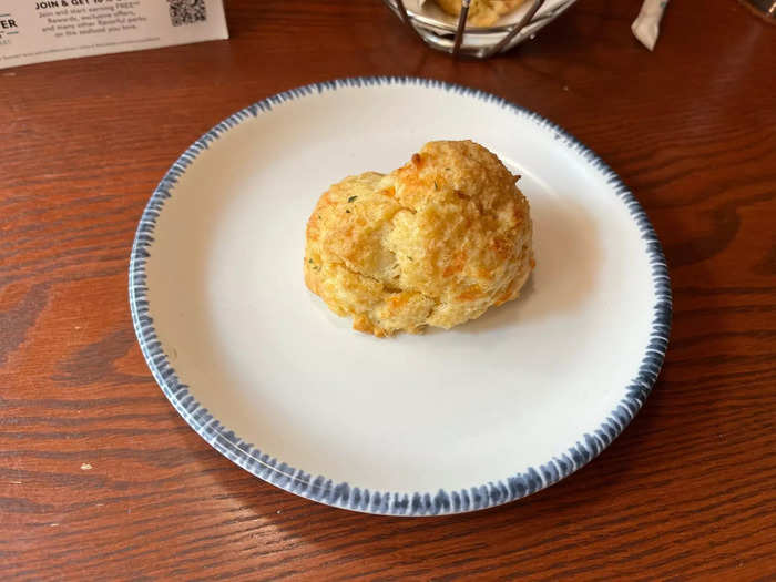 My server brought some Cheddar Bay biscuits to my table after I ordered.