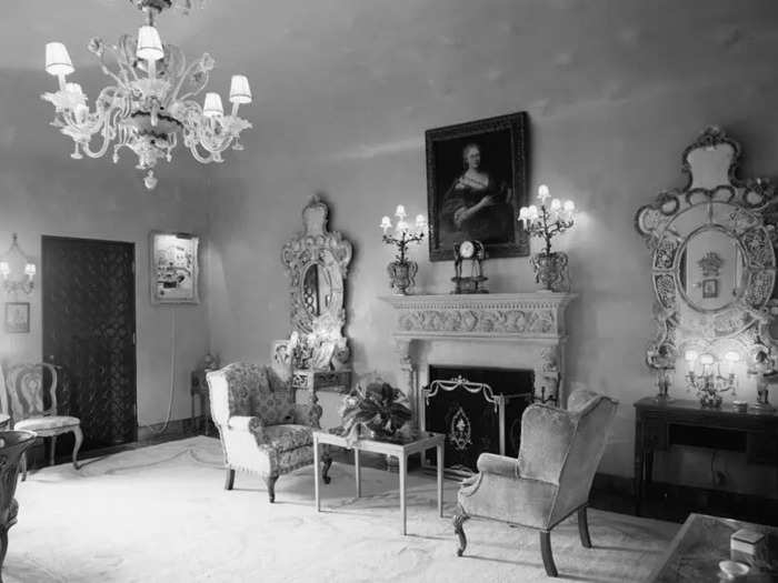 In the Venetian room, Post displayed pieces of Venetian glass including mirrors and a chandelier.