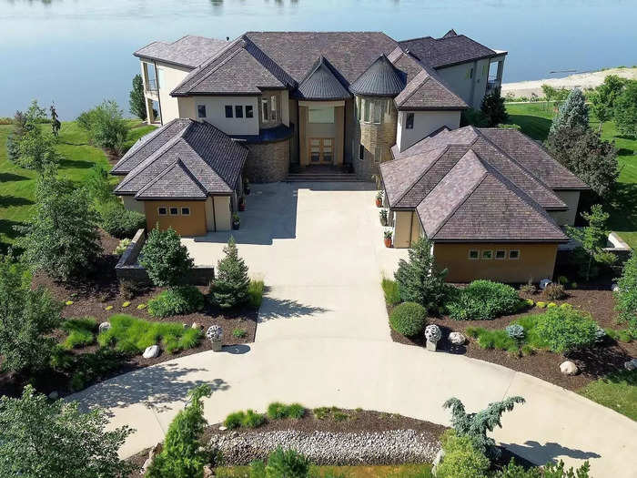 SOUTH DAKOTA: 500 Bay Hill Circle in Dakota Dunes