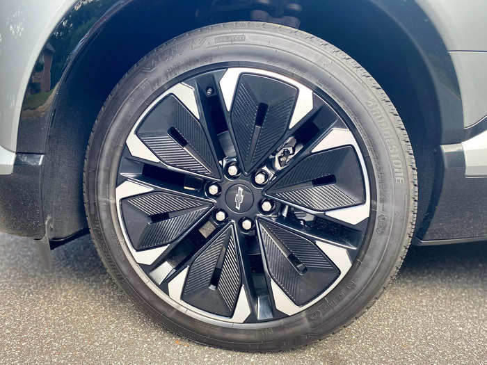 My RS AWD test car came with these nifty-looking 21-inch machined aluminum and black-painted alloy wheels. 