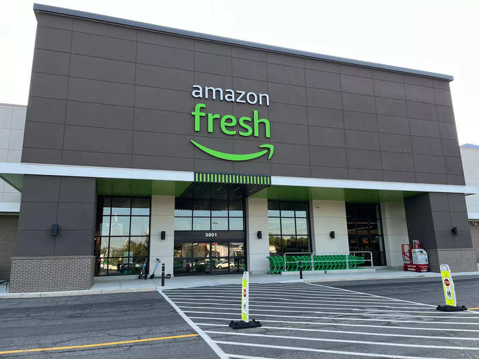 I visited this Amazon Fresh store, which opened two months ago in Alexandria, Virginia.