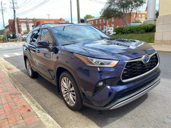 I recently spent a week with an all-wheel-drive 2024 Toyota Highlander Hybrid Platinum around the streets of suburban Atlanta.  