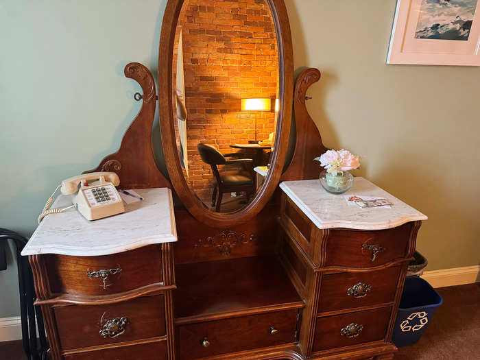 There was an antique-looking vanity with a mirror in the room.