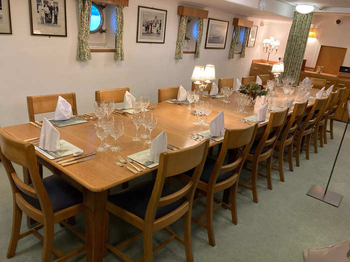 The royal family occasionally dined in the adjoining Wardroom.