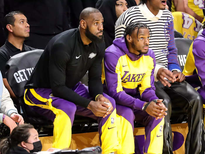 The elder James started the game and played 13 minutes before taking a rest. The two then entered the game together 8 minutes into the second quarter.