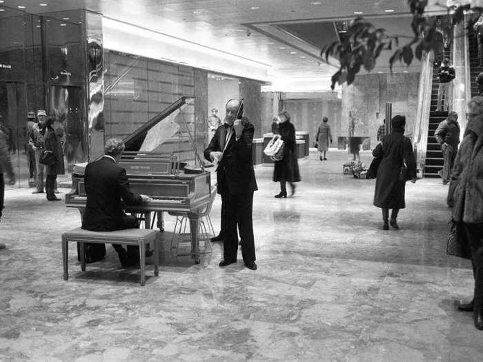 In the 1980s, the lobby featured live musicians dressed in tuxedos.