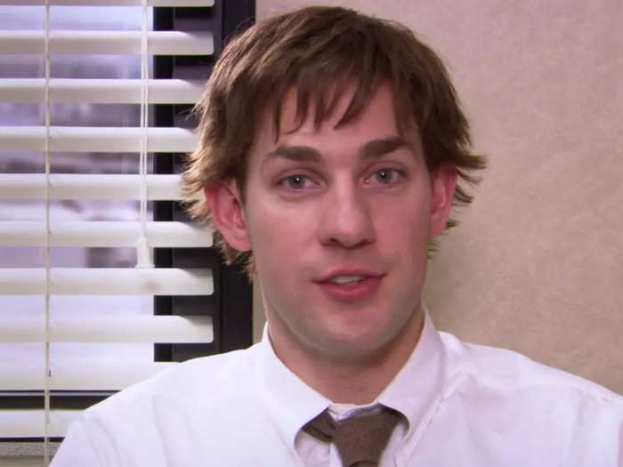 Krasinski wore a wig during season three.