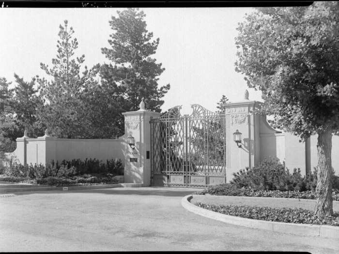 Hilda Boldt Weber, the widow of a glass manufacturer, commissioned architect James E. Dolena to build the estate.