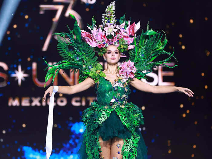 Miss Belarus Eleonora Kachalovskaya looked pretty as a flower in her national costume for Miss Universe. 