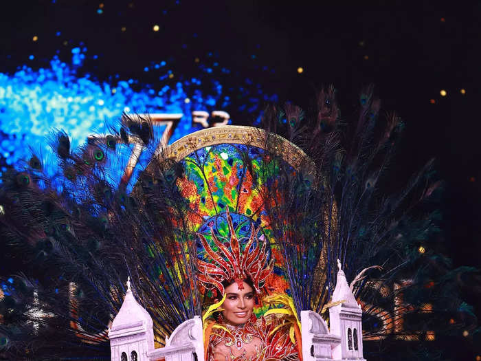 Miss Nicaragua Geyssell García unveiled a vibrant costume behind a small replica of the León Cathedral. 