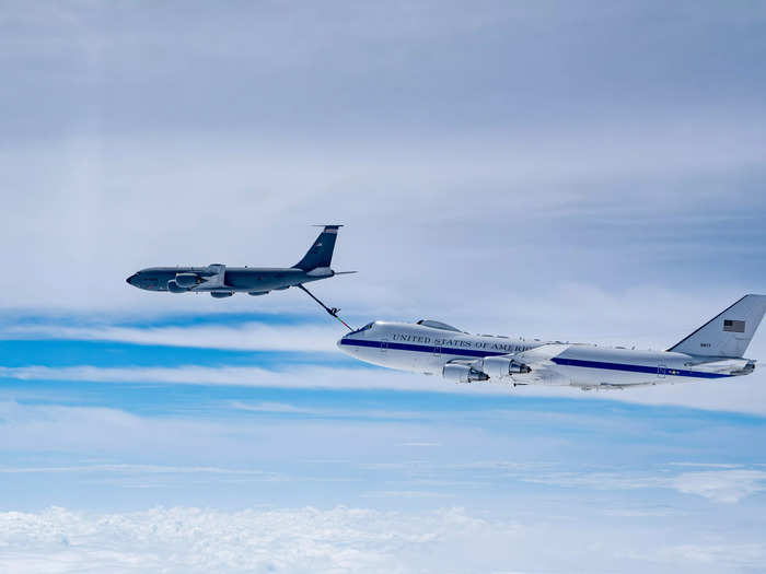 The E-4B can refuel while in flight, allowing it to fly for several days at a time.