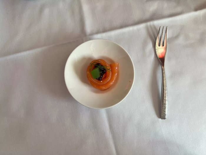 The meal service began with an amuse-bouche of smoked salmon and caviar.