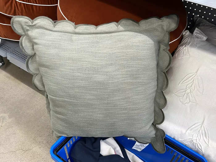 I love the scalloped edges on this pillow. 