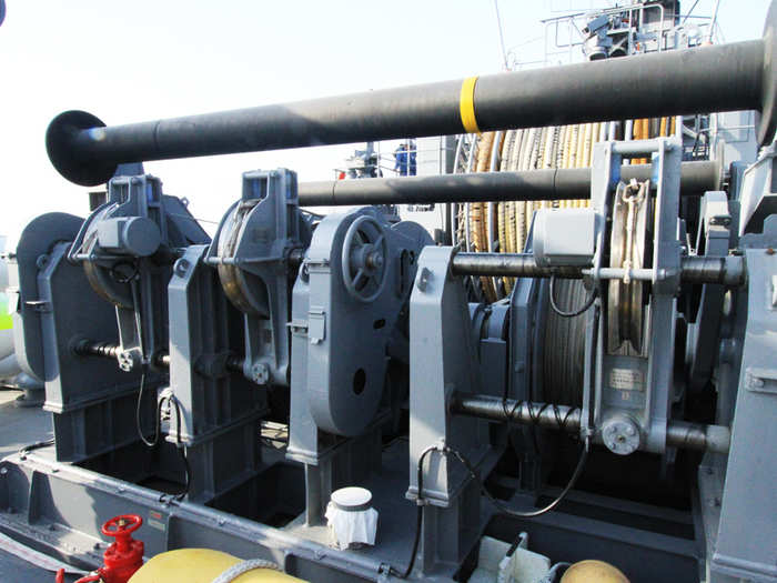 All that rigging is handled through this series of pulleys and guide-arms aft of the ship