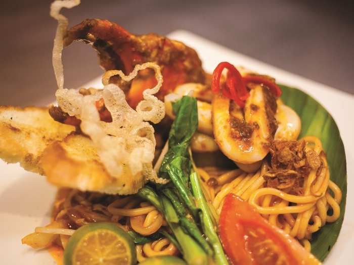 Mee Goreng is an Indonesian noodle dish. Together with vegetables, barbecue pineapple squid, and chili crab, it makes a great seafood Teppanyaki.