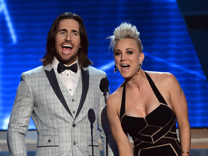 During the show, she presented with singer Jake Owen.