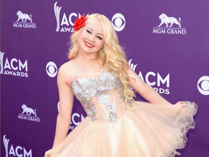 Singer Raelynn looked "Toddler in Tiaras" chic.