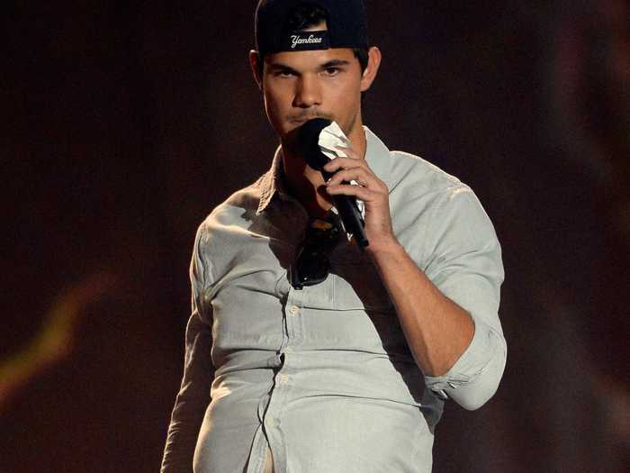 Taylor Lautner pretended he was out of shape while accepting his award for Best Shirtless Performance.