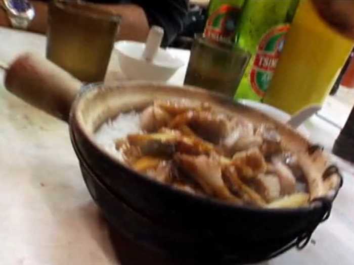 Tse ordered salt fish and chicken, while Bourdain had classic sausage. Before digging in, they drizzled soy sauce over it and let it steam a bit more.