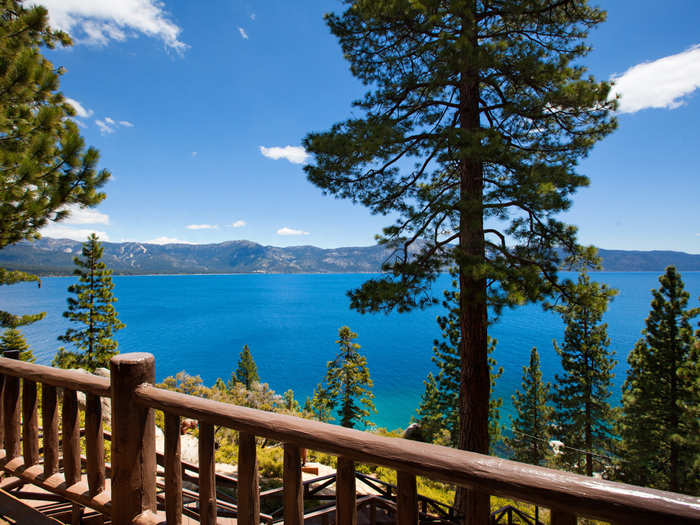 The house has over 500 square feet of lake frontage from which guests can enjoy spectacular views.