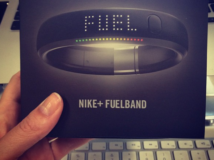 Packaging: The FuelBand comes in sleek black packaging. The Fitbit One arrives in regular old plastic.