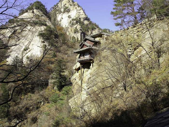 Podokam hermitage, located in Inner Kumgangsan Mountains, is alleged to have been built in 627 AD.