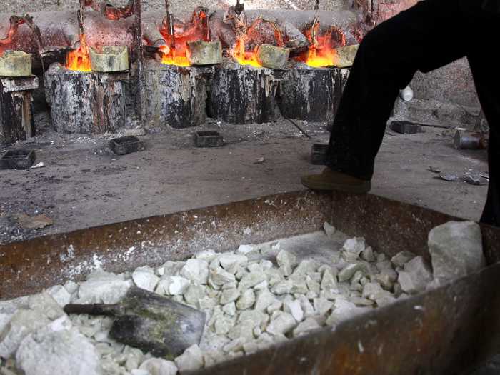 Once it has cooled, the Lanthanum is collected on a separate tray.