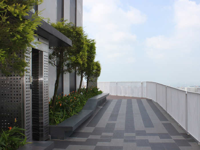 Residents can take the elevator up to the roof deck on the 50th floor, called the Skybridge. It