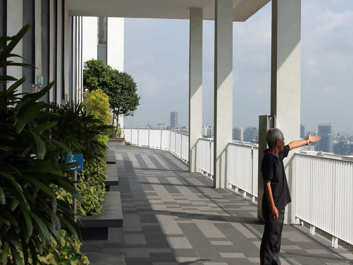 There are shady covered walkways.