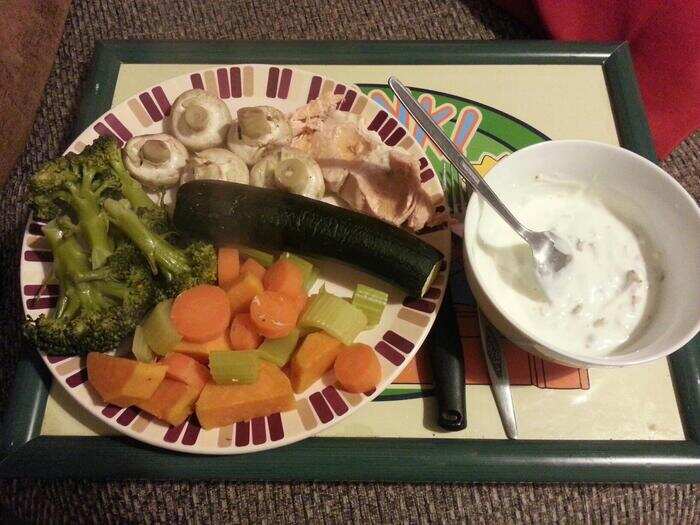 550 calories: Steamed salmon, steamed vegetables and sweet potato, roasted zucchini and garlic mushrooms. A bowl of natural yogurt over a sprinkle of muesli for desert. Karl Keyser-Söze claims to have lost around three pounds in the last month by eating meals like this.