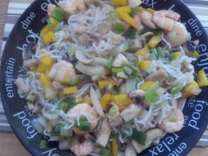 288 calories: Prawn stirfry with Zero Noodles (an alternative to pasta that has just 10 calories per serving) with sweet chili and garlic sauce.