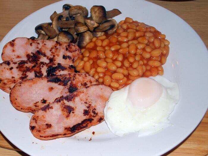 343 Calories: A dinner of baked beans, mushrooms, turkey meat, and a poached egg.