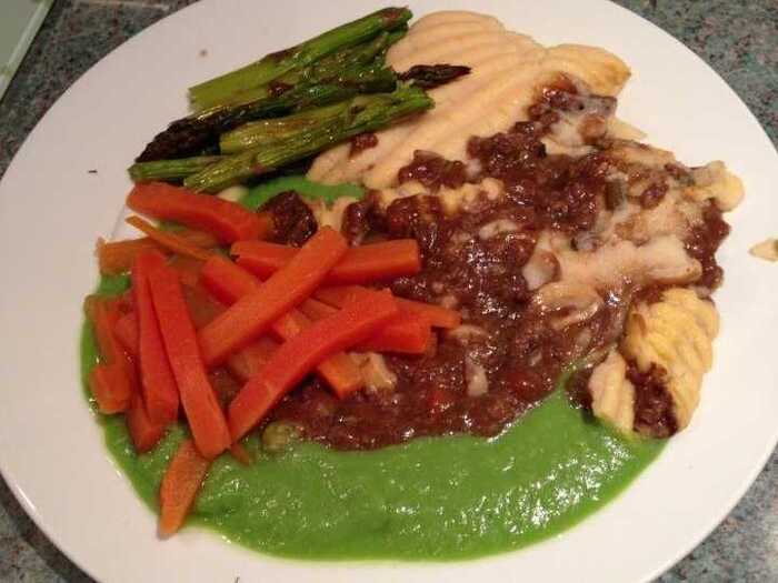 432 calories: Shepherd pie with asparagus spears, pea purée, and carrots.