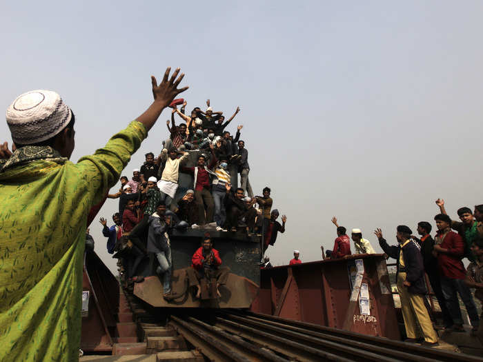 But this overcrowded train in Dhaka, Bangladesh keeps rolling.