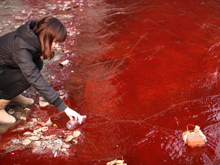 Two illegal chemical plants that were discharging their production waste water into the rain sewer pipes allegedly caused the Jianhe River in Luoyang, Henan province to turn red in December 2011.