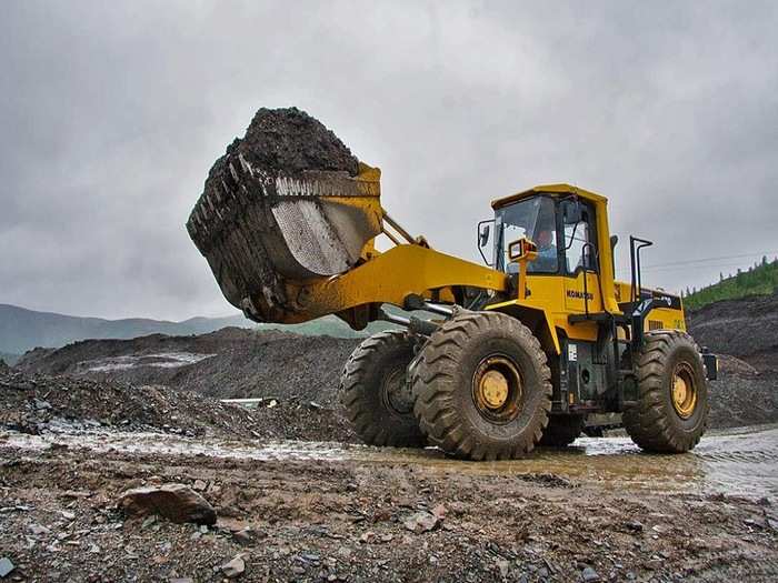 Gold ore is then loaded onto the rinser.