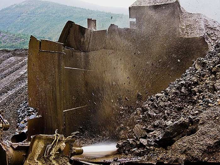 The pressure from water cannons turns the gold bearing ore to "liquid pulp" which passes through the pan of the rinser. The gold settles in the pan while the lighter ore is washed away.