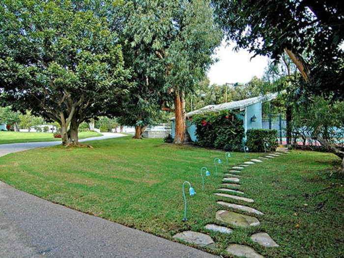 Path to the tennis courts