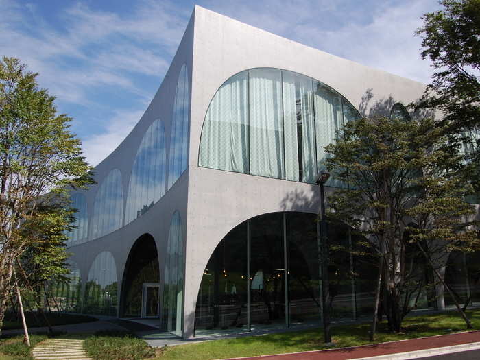 In 2007, Ito designed the library of Tama Art University, one of Japan