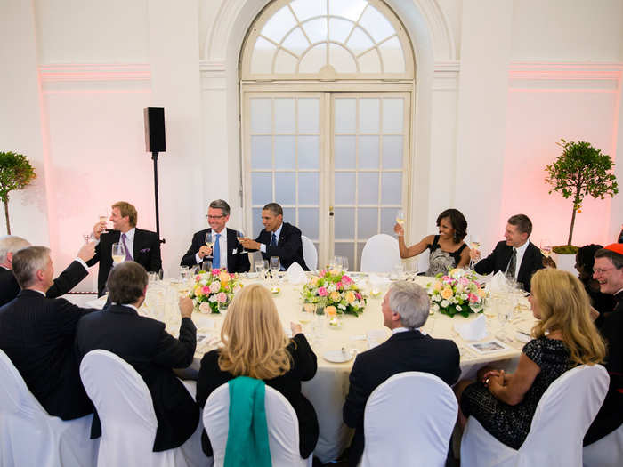 Obama and First Lady Michelle Obama raise their glasses in a toast with other guests during their dinner. Nowitzki is also there.